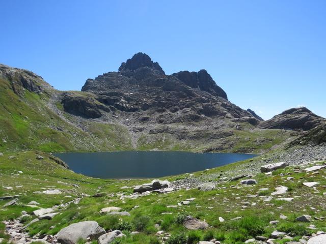 und plötzlich erscheint vor uns der Geisspfadsee. Im Hintergrund der Grampielhorn