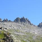 wir befinden uns in einer fantastisch anmutende Landschaft aus Felsköpfen, Steinfeldern und versteckten Bergseen