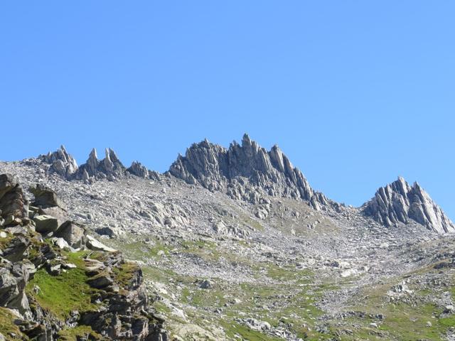 wir befinden uns in einer fantastisch anmutende Landschaft aus Felsköpfen, Steinfeldern und versteckten Bergseen