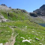 der Wanderweg senkt sich nun langsam zum Seeufer hinunter