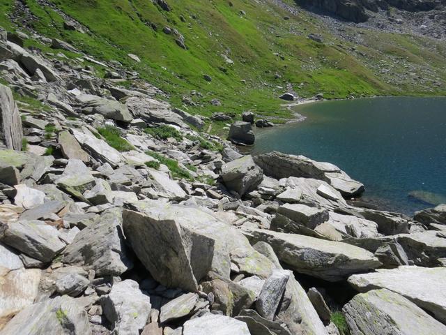 wir wandern am Seeufer entlang