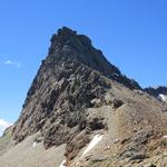 im Westen, beim Rothorn, bilden grob gehobelte und ausgebrochene Felsen eine fast bedrohlich wirkende Kulisse