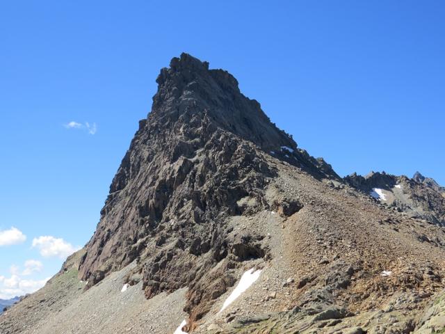 im Westen, beim Rothorn, bilden grob gehobelte und ausgebrochene Felsen eine fast bedrohlich wirkende Kulisse