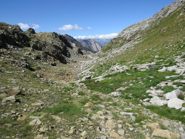 von Punkt 2456 m.ü.M. schauen wir zum Einschnitt den wir nun durchqueren werden