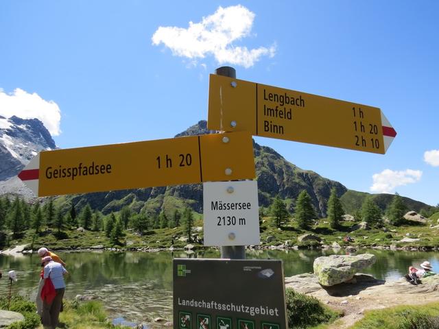 über einen einfachen markierten Bergweg erreichen wir danach den Mässersee 2130 m.ü.M.