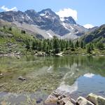 der Mässersee entspricht ganz dem Bild des idyllischen Bergsees bewacht vom dunklen Felsmassiv des Schwarzhorns