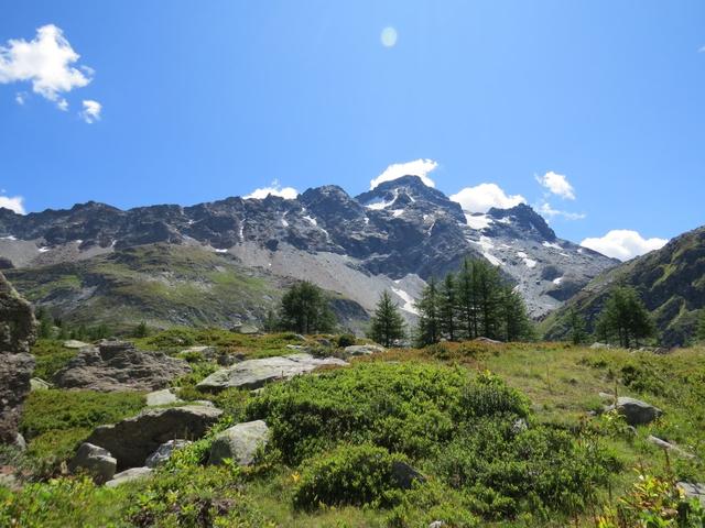 mit Blick auf Schwarzhorn und Fleschhorn umgehen wir den See rechts...