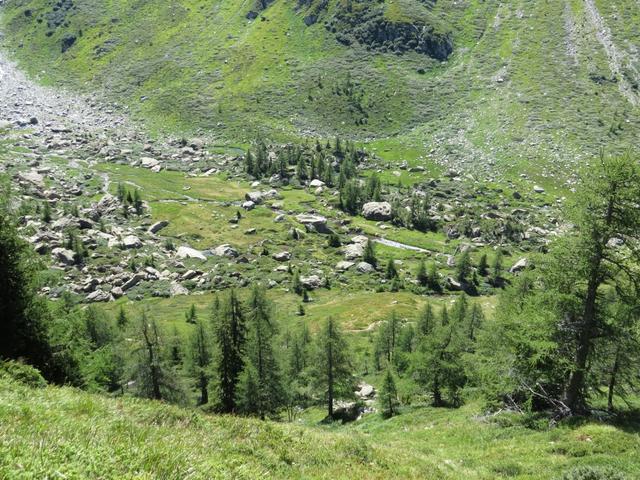 ...zum hübschen kleinen Plateau von Maniboden 2000 m.ü.M. hinunter