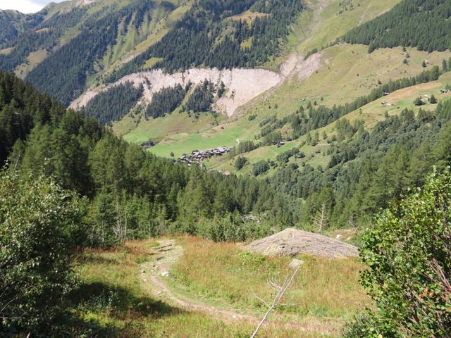 mit Blick auf Fäld, durchqueren wir die Mineraliengrube von Lengenbach...