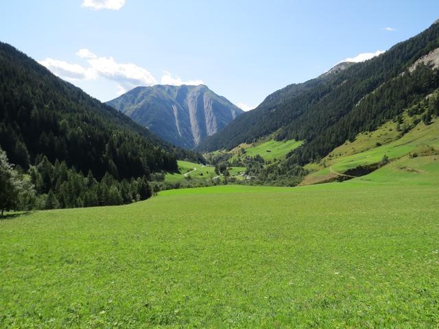 das halbe Binntal ist von Fäld ersichtlich. Am Horizont ist das Breithorn gut ersichtlich 