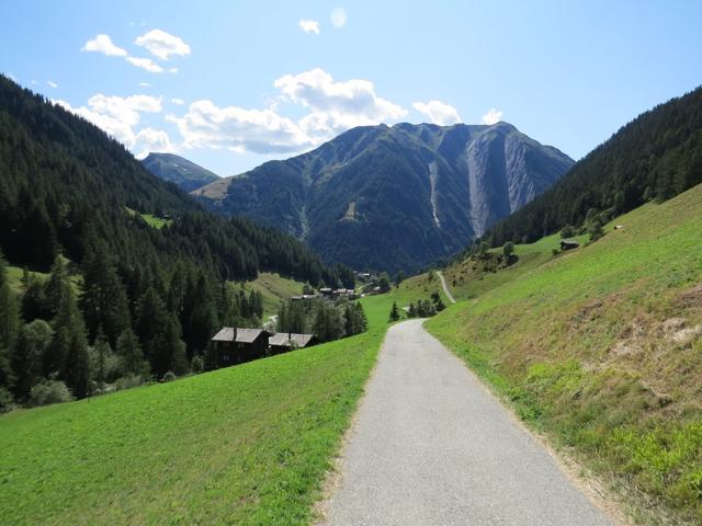 mit schönem Blick auf das Breithorn wandern wir alles talauswärts