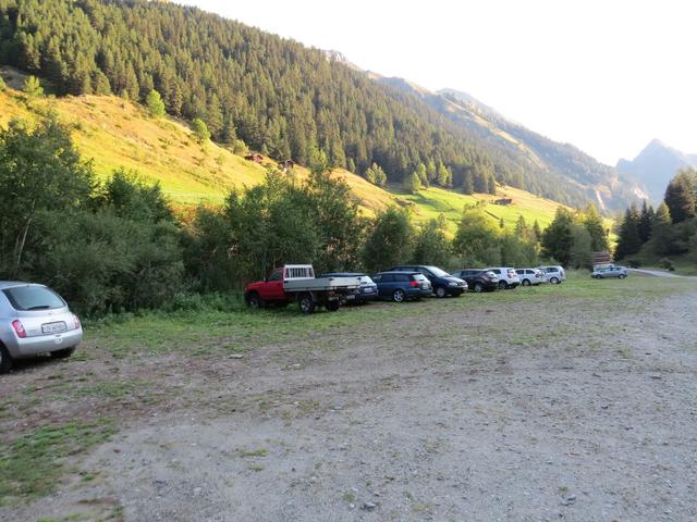 beim grossen Parkplatz direkt an der Binna parkieren wir das Auto...