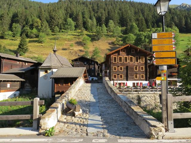 ...und überqueren mit Blick auf die Antoniuskapelle die Binna, über die vierhundert Jahre alte Steinbrücke