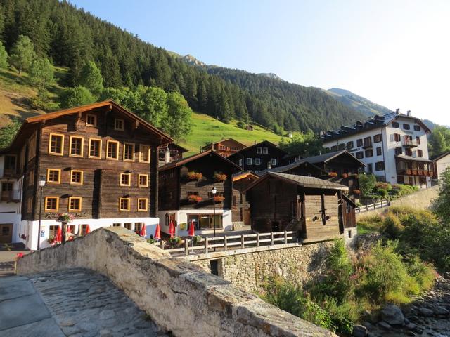 das Ofenhorn, eines der ältesten Gommer Hotels, ist im Ensemble der dunklen Holzhäuser nicht zu übersehen