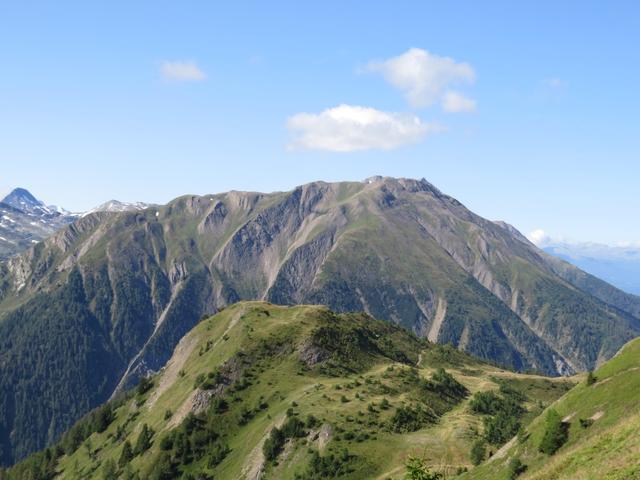 Blick über die Aussichtskanzel von Burstini hinaus zum Breithorn