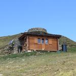 wir passieren ein ehemaliger Militärbunker, heute als schmucke Berghütte ausgebaut