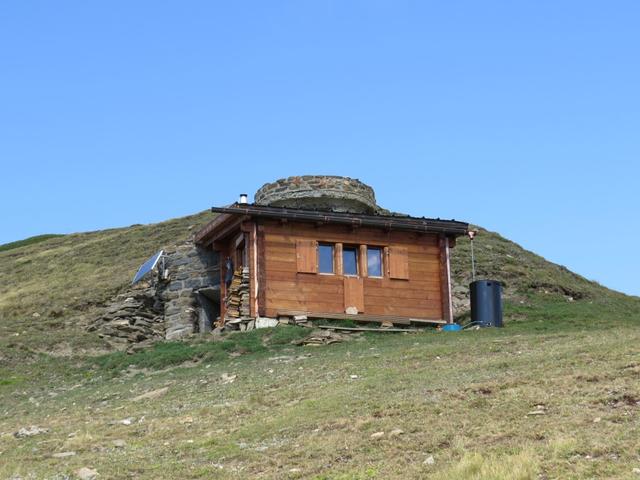 wir passieren ein ehemaliger Militärbunker, heute als schmucke Berghütte ausgebaut