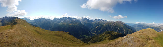 was für eine Aussicht auf dem "richtigen" Eggerhorn 2503 m.ü.M. Das ganze Binntal liegt uns zu Füssen