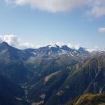 Blick ins Lengtal. Rechts das Breithorn. Am Horizont links das Helsenhorn, rechts das Hillehorn