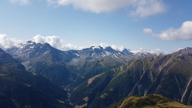 Blick ins Lengtal. Rechts das Breithorn. Am Horizont links das Helsenhorn, rechts das Hillehorn