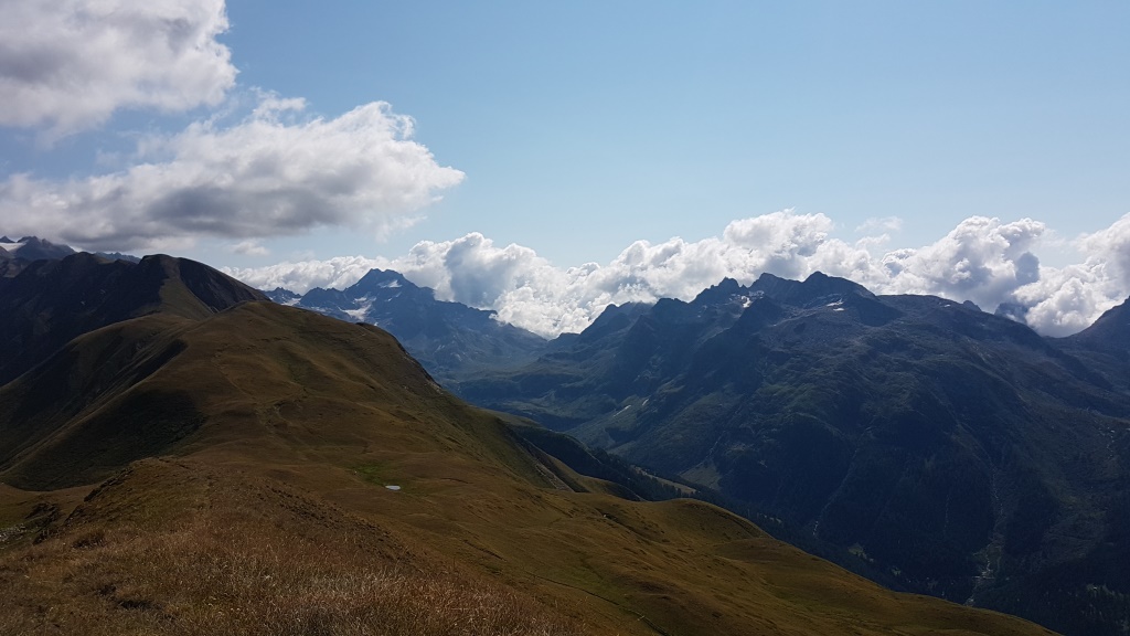 Blick über das Grosse Fülhorn zum Ofenhorn und Albrunpass