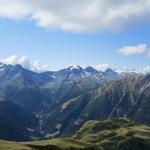 Blick ins Lengtal. Rechts das Breithorn. Am Horizont links das Helsenhorn, rechts das Hillehorn