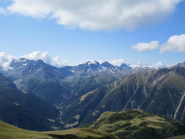 Blick ins Lengtal. Rechts das Breithorn. Am Horizont links das Helsenhorn, rechts das Hillehorn