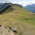 mit Blick auf Klein- und Grosses Fülhorn, erreichen wir die weite Wiesensenke der Schafgale 2460 m.ü.M.