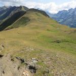 mit Blick auf Klein- und Grosses Fülhorn, erreichen wir die weite Wiesensenke der Schafgale 2460 m.ü.M.