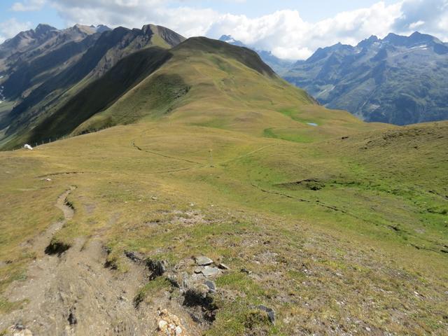 mit Blick auf Klein- und Grosses Fülhorn, erreichen wir die weite Wiesensenke der Schafgale 2460 m.ü.M.