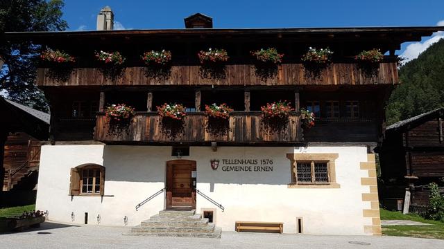 das Tellenhaus zeigt aussen Tell-Fresken mit der Darstellung des Apfelschusses, es sollen die ältesten der Schweiz sein