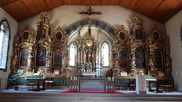 die Kirche ist denkmalgeschützt, und wunderschön, vorallem der Hochaltar ist sehenswert