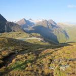 Blick zurück zum Nufenenpass und dahinter der Griesgletscher