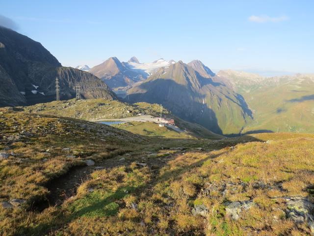 Blick zurück zum Nufenenpass und dahinter der Griesgletscher