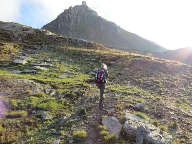 über einen einfachen Wanderweg geht es über den grasig-breiten Rücken an den Fuss des Chilchhorns...