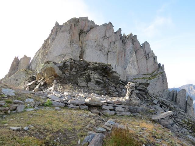 ...erreichen wir eine verfallene Militärbaracke, die sich an die Felsen des Südgipfels lehnt