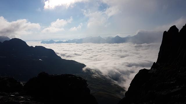 Blick über das Nebelmeer ins Val Bedretto