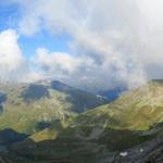 schönes Breitbildfoto mit Blick Richtung Nufenenpass