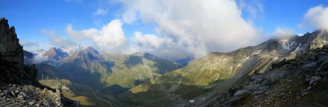 schönes Breitbildfoto mit Blick Richtung Nufenenpass