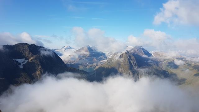 über das hochsteigende Nebelmeer Blick wir zur Griessee-Blinnenhorn-Gruppe