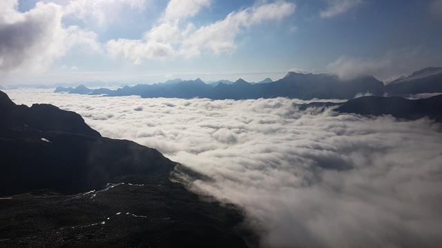 Blick auf das Nebelmeer im Val Bedretto