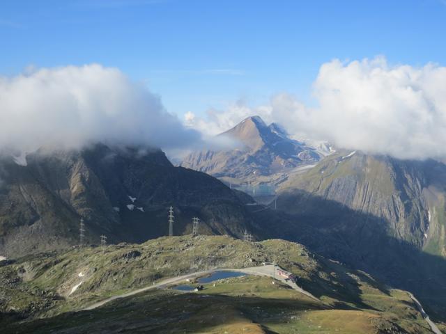 Blick auf den Nufenenpass und zum Griessee. Das Wasser wird viel Strom produzieren bis es im Lago Maggiore endet