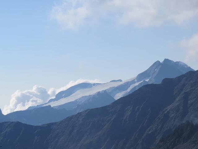 die Sicht reicht bis zu den Lepontinischen Alpen mit dem Basòdino Gletscher