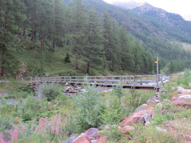 über eine Holzbrücke überqueren wir das Grossus Wasser