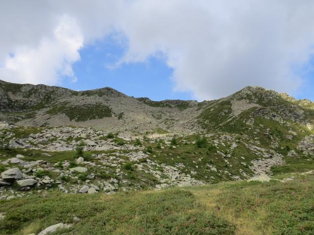 wir folgen den nur noch schwach erkennbare Bergpfad...