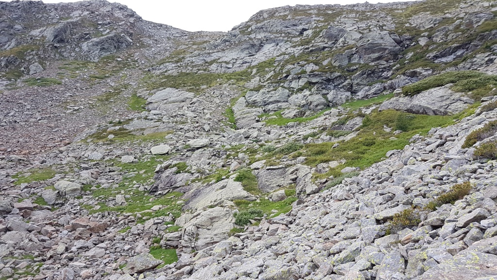 praktisch weglos knapp unter einer Felszone vorbei, kurz vor dem Tschawinerpass