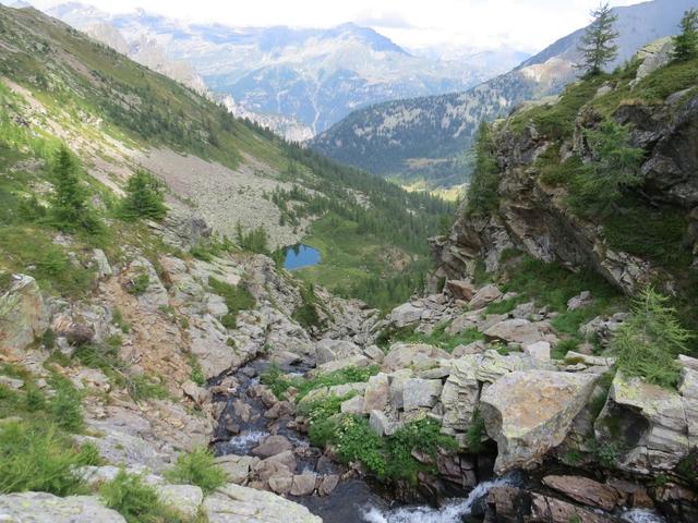 beim Abfluss des Tschawinersee blicken wir hinunter zum Wairasee und zum Seehorn