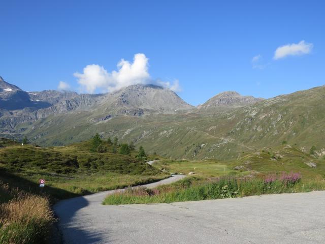 vom grossen Parkplatz auf dem Simplonpass folgen wir dem Wegweiser mit dem Hinweis Bistinepass