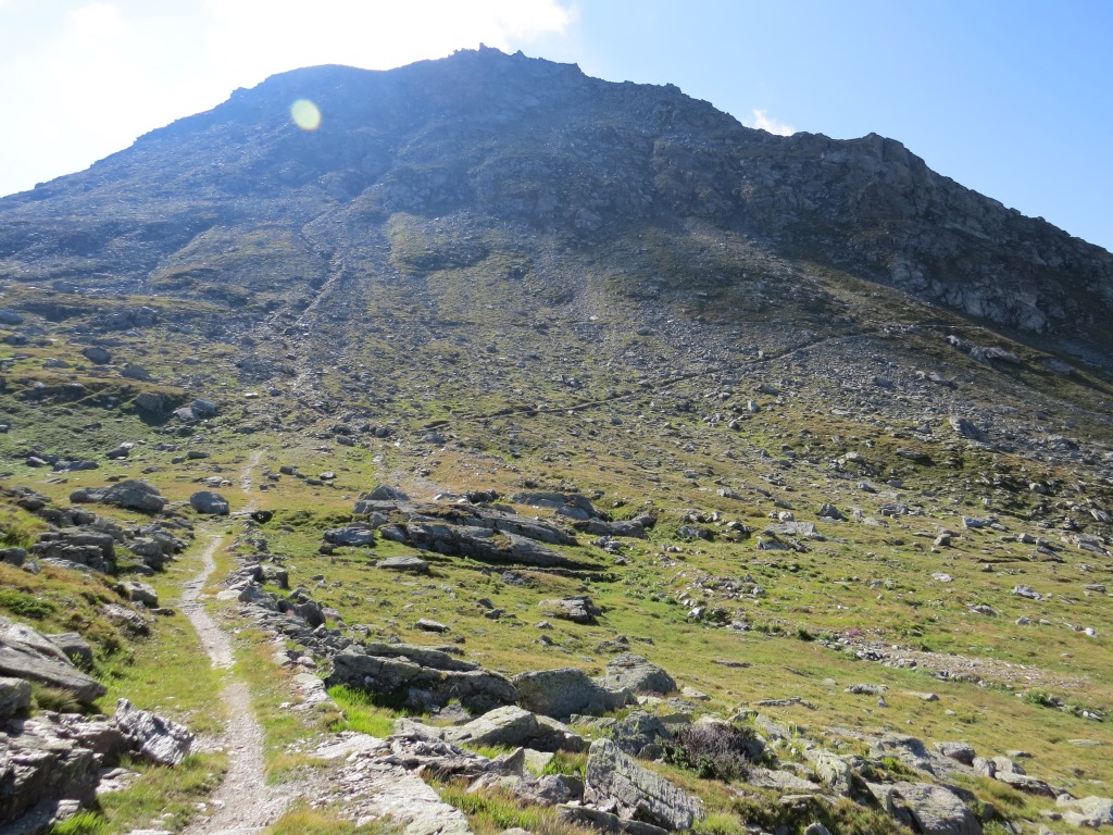 ...von links stösst der Wanderweg hinzu der von der Magenlücke hinunter führt