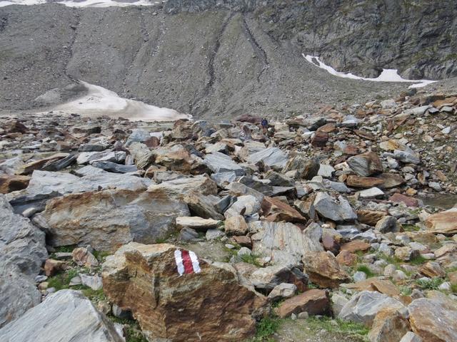 der gut markierte Pfad führt uns sicher durch diese Geröll- und Schuttlandschaft